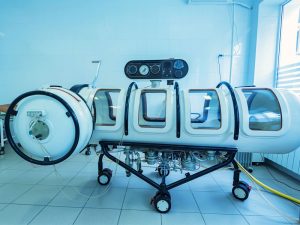oxygen chamber to illustrate hyperbaric oxygen therapy