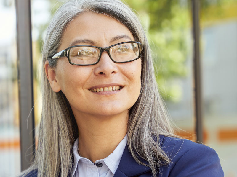 Smiling woman to illustrate Alzheimer's and hormone replacement therapy